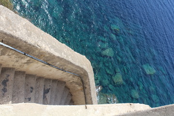 Le scale verso il mare