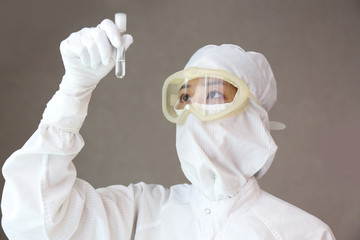 クリーンルームでの作業者