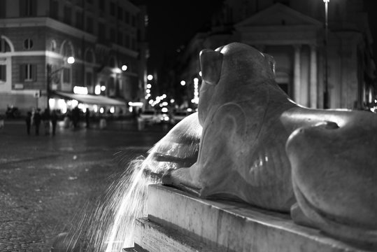 beautiful fountain shaped like a lion in Piazza del Popolo.