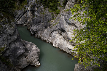 Fluss in Felsspalte