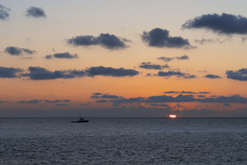 Obraz premium Beautiful sunset with fishing boat