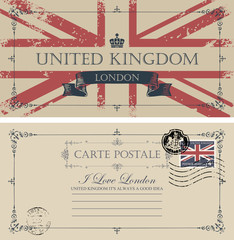 Naklejka premium Retro pocztówka z flagą Wielkiej Brytanii. Wektor pocztówka w stylu vintage ze słowami kocham Londyn, miejsce na tekst i pieczątka w formie herbu królewskiego