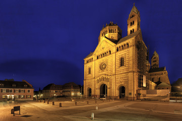 Obraz premium Domplatz und Domnapf vor dem Westwerk des Domes zu Speyer 