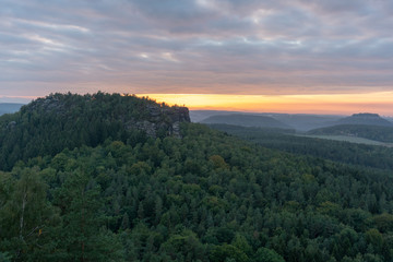 Blick in die Sächsische Schweiz mit Sonnenuntergang