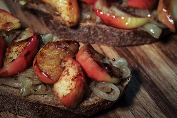 Sandwich with apples and onions