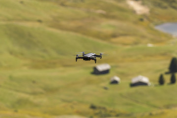Fototapeta na wymiar Drohnenflug in den Alpen