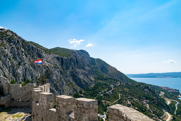 Naklejka premium Das Schloss Starigrad-Fortica in Omis in Kroatien