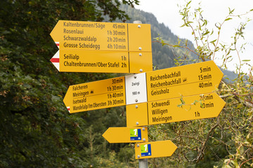 Wanderwegweiser im Gebiet der Reichenbacher Wasserfälle, Meiringen, Berneroberland,, Schweiz