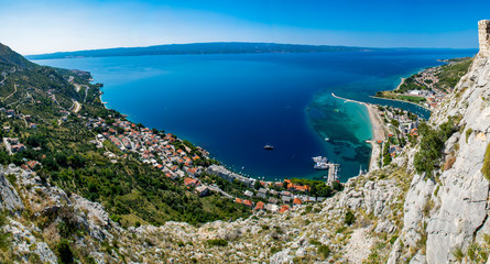 Ein Panoramabild von Omis in Kroatien