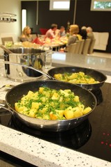 Kartoffeln mit Kräutern in Pfanne