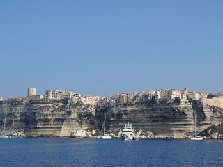 vista dal mare di bonifacio in corsica 
