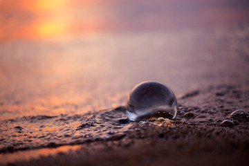 Glasskugel im Wasser