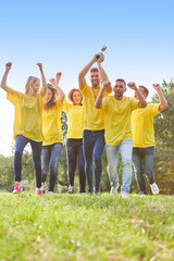 Sieger Mannschaft mit Pokal jubelt bei Teambuilding Event