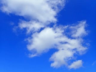 Obraz premium Blue sky with fluffy white clouds