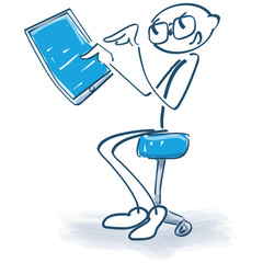 Strichm&auml;nnchen bestellt mit einem Tablet-Computer neue Ware