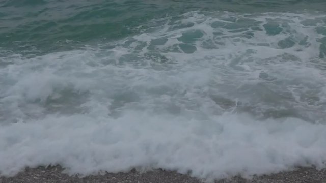  Antalya, Antalya, T&uuml;rkei - 08.09.2018: Kies, Brandung, Meer, Wassertemperatur 32 Grad Celsius
