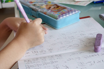 漢字の勉強をする子供
