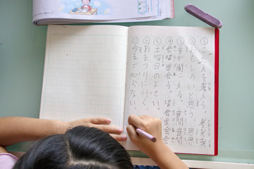 漢字の勉強をする子供