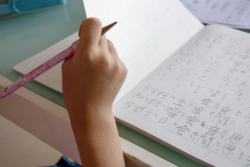 漢字の勉強をする子供