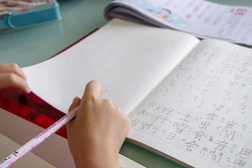 漢字の勉強をする子供