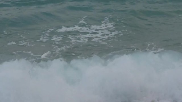 Antalya, Antalya, T&uuml;rkei - 08.09.2018 : Sanfte Brandung am Badestrand sp&auml;ter Nachmittag, Einsamkeit , W&auml;rme, Ruhe, Ewigkeit, Sanftheit, unbearbeitetes video, roh mit Originalton