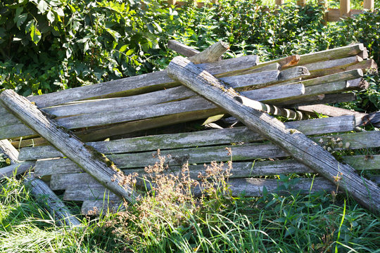 Alter Gartenzaun hat ausgedient, verwittertes Holz, Verfall und Verg&auml;nglichkeit, Todholz f&uuml;r Insekten