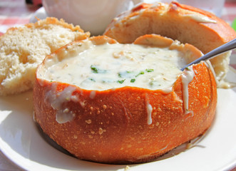 Mussel soup in a pot of bread