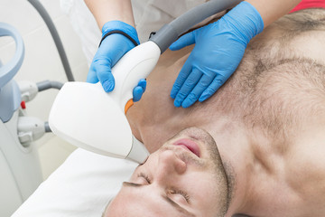 Obraz na płótnie Canvas Man on the procedure of laser hair removal in the beauty salon 