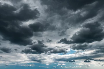 Afwasbaar Fotobehang Hemel Donkere onweerswolken aan de lucht