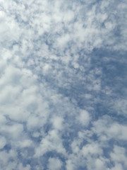 Cielo nuvoloso in autunno