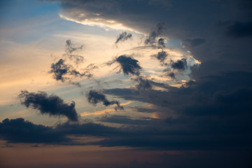 Nuvole in primo piano di diversi colori, cielo intenso al tramonto