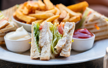 CLub Sandwich mit Hähnchen Huhn Fleisch Pommes Frites