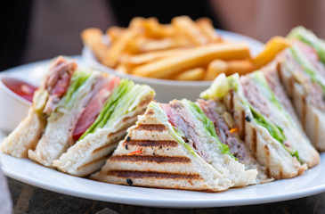 Original Club Sandwich Essen mit Tun Fisch und Pommes Frites KEtchup und Mayonnaise 