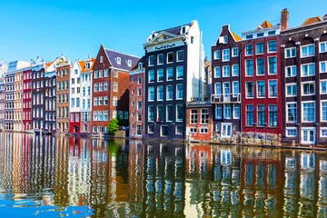 Schilderijen op glas Old Town architecture in Amsterdam, Netherlands © Scanrail