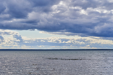 Obraz premium the lake with a beautiful cloudy sky