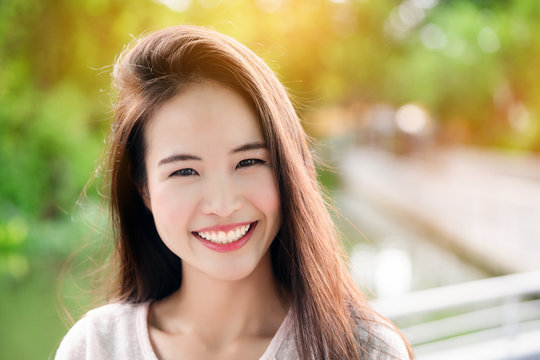 Asian teenage girl with long hair that is well maintained. Skin looks beautiful. Have a bright smile. She takes care of her teeth and mouth. So make confident Not in the state of depression.