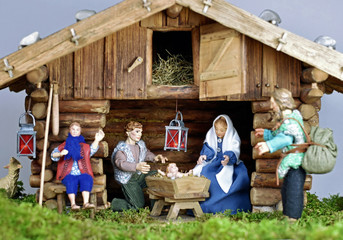 Weihnachtskrippe - Holzfiguren in Stoff gekleidet