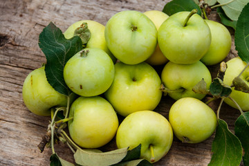 Naklejka na ściany i meble Fresh ripe apples on rustic wooden table