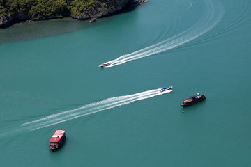 Obraz premium Speed boat running around the island at Ang Thong archipelago in Thailand.