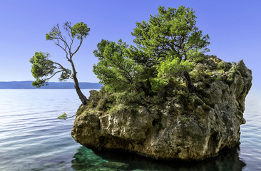 Fototapeta na wymiar Kamen Brela - Tiny famous island in Brela, Makarska Riviera, Dalmatia, Croatia