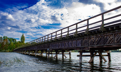 Fototapeta na wymiar Holzbrücke über den Güstrower Sumpfsee