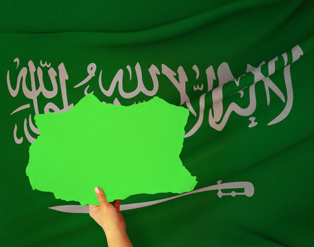 suudi arabistan bayrağı, Elde Yırtık Kağıt Tutan