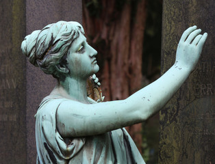 Grabstein mit Engel  auf einem Friedhof in Frankfurt
