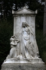 Fototapeta na wymiar Grabstein mit Engel auf einem Friedhof in Frankfurt