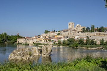 Fototapeta na wymiar vista de Zamora desde la orilla del río Duero 