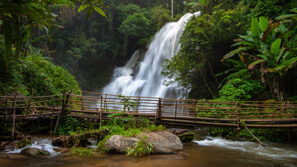 Fototapeta premium Wodospad Pa dok siew, ścieżka przyrodnicza, park narodowy Doi Inthanon