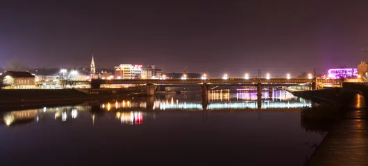 Foto op Plexiglas Stadslichten weerspiegeld in de rivier © Krzysztof Tabor