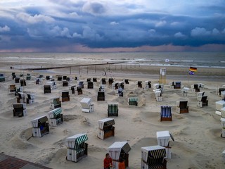 Strandk&ouml;rbe - Wolkenhimmel &uuml;ber dem Strand von Wangerooge, Deutschland