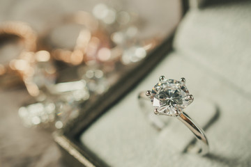 luxury engagement Diamond ring in jewelry gift box - obrazy, fototapety, plakaty