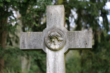 Grabstein mit Kreuz auf einem Friedhof in Frankfurt
